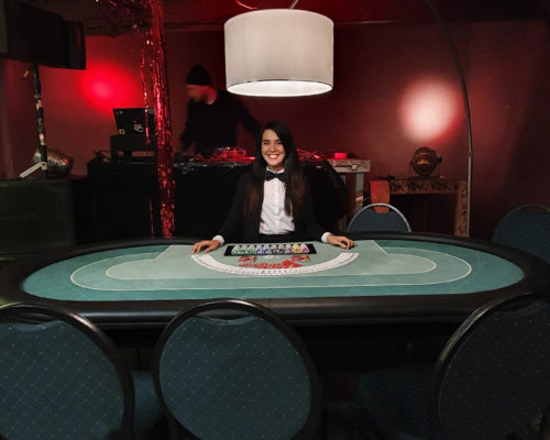 "Croupier Mieten" Mitarbeiterin am Pokertisch